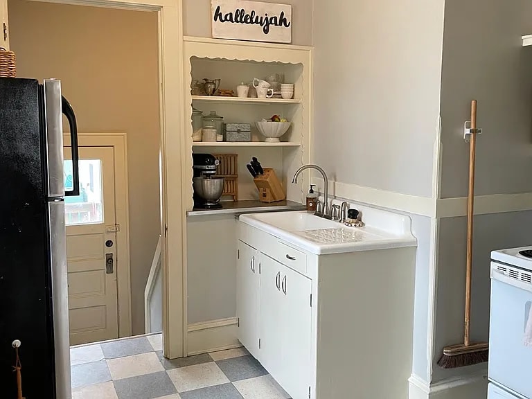 Building Photo - 822 W 42nd St