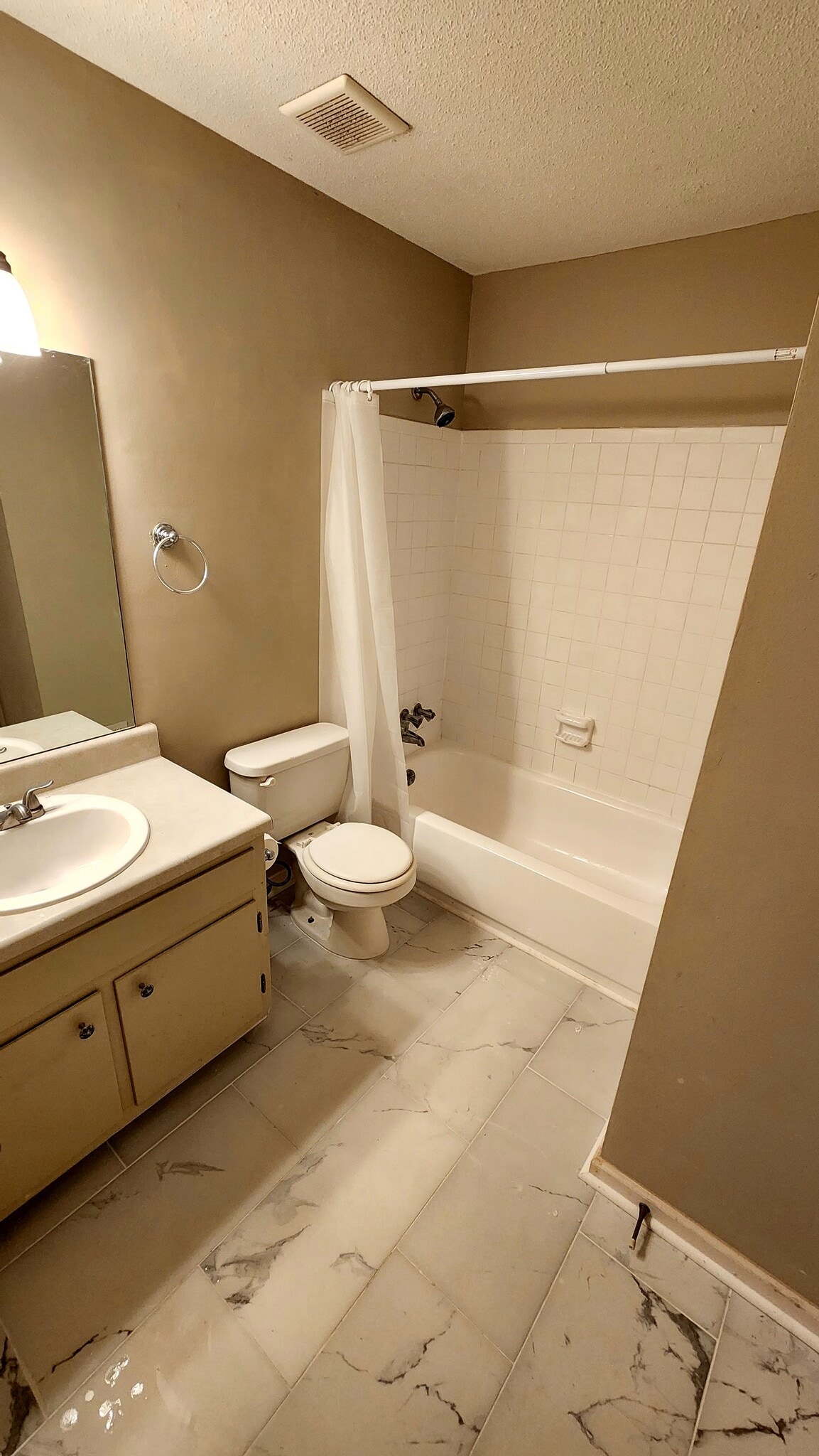 Guest Bathroom - 2409 Farmstead Cir