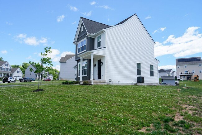 Building Photo - 245 Hollyhock Dr