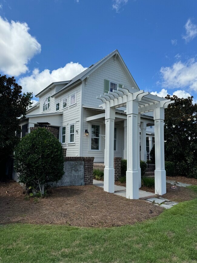 Building Photo - 819 Meadowsweet Ln