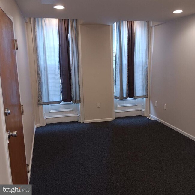 Building Photo - 1732 W Diamond St