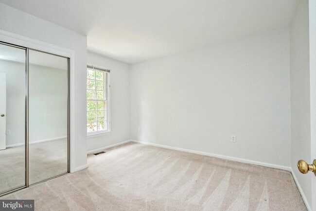 Building Photo - 2406 S Walter Reed Dr