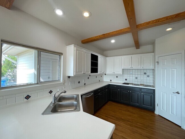 Building Photo - GORGEOUS VIEWS OF LAKE TRAVIS AT HUDSON BEND