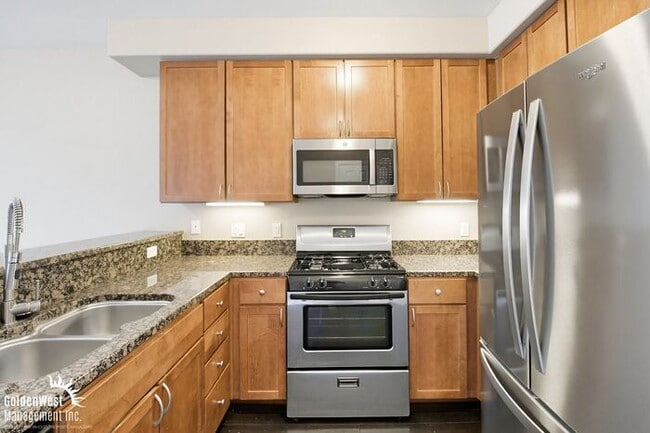 Building Photo - Modern 2Bdm 2Ba Condo in the Heart of Bank...