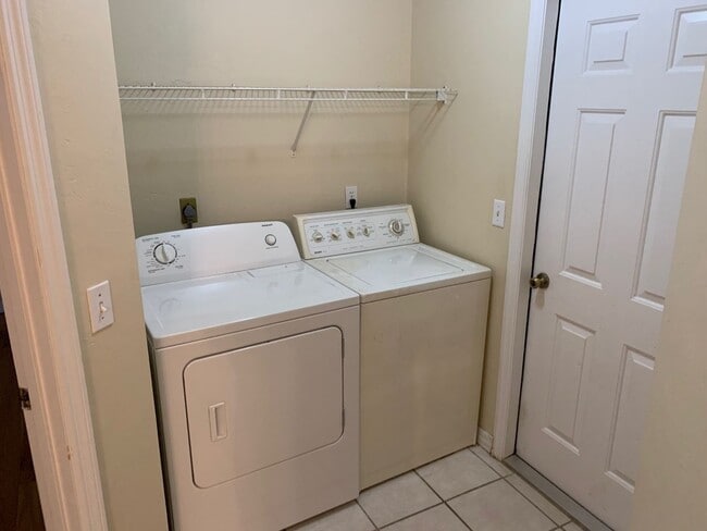 Building Photo - Sutherland Crossing