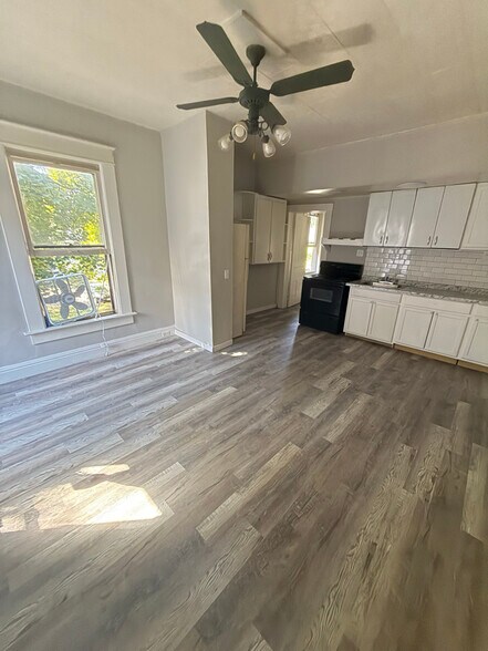 Building Photo - 315 S 4th St