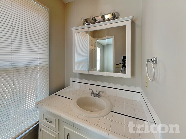 Building Photo - 812 N Royal Tower Dr