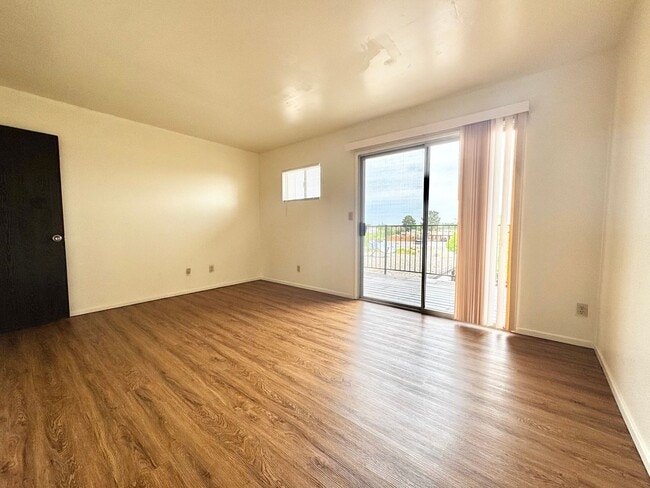 Building Photo - Two story unit move-in ready