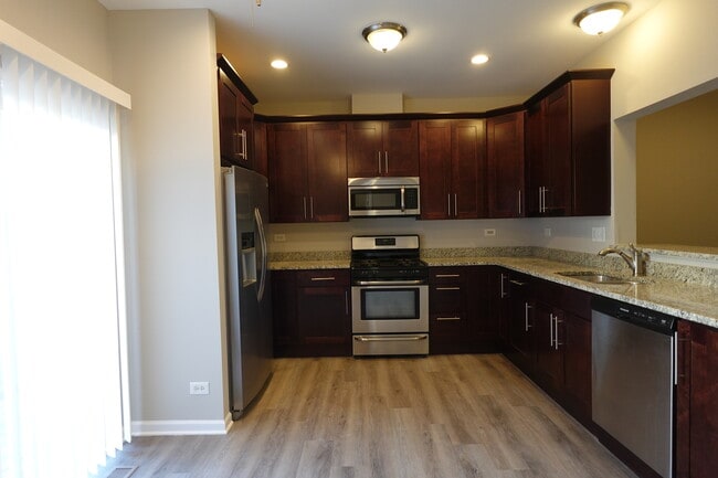 Building Photo - 1136 N Claremont Dr