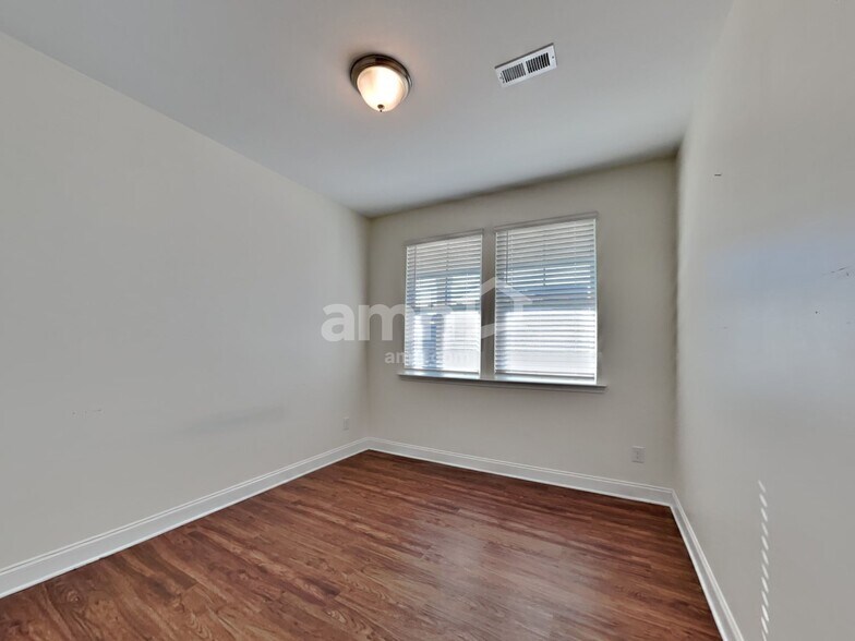 Building Photo - 145 Twin River Dr