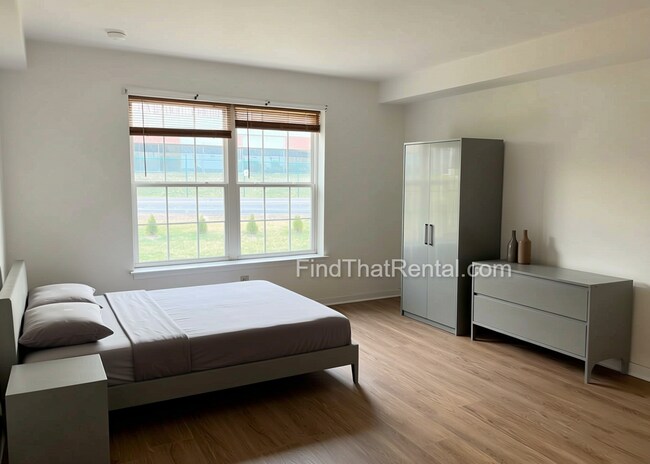 Building Photo - AVAILABLE IMMEDIATELY! Modern Home with 1st Floor Master, Garage, Walk-in Closets, and 2nd floor ...