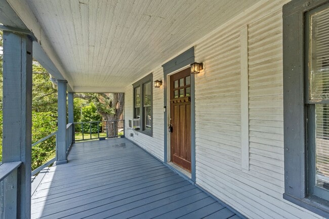 Building Photo - Charming 3 bedroom 1940's bungalow!