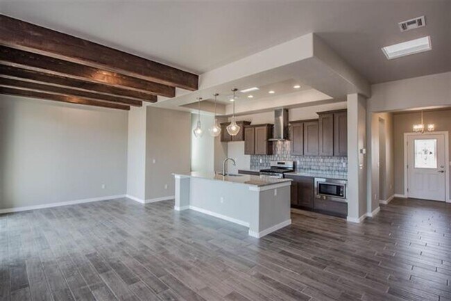 Building Photo - Spectacular 3 bed 2 bath home
