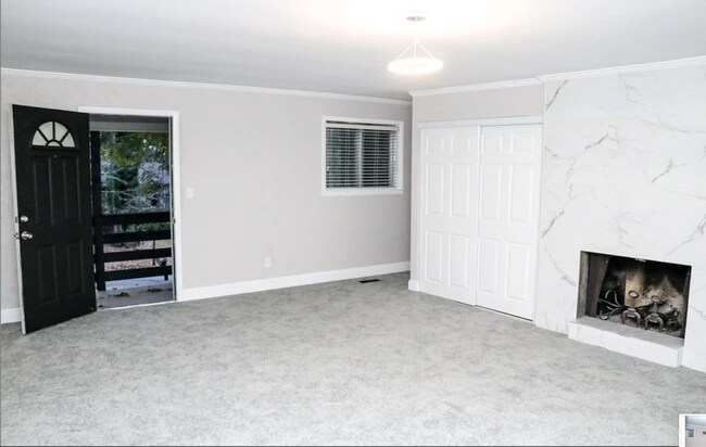 Building Photo - 136 Skyline Dr