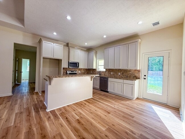 Building Photo - 790 Woodland St