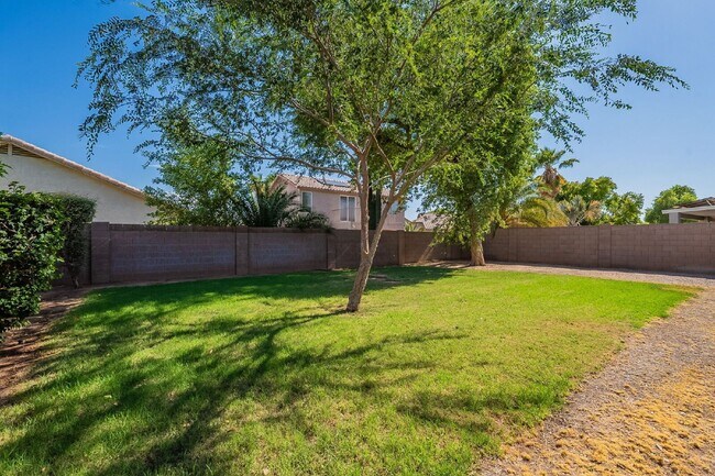 Building Photo - 15885 W Apache St