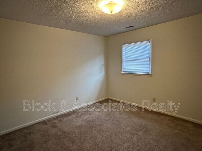 Building Photo - 601 Timberline Dr SE
