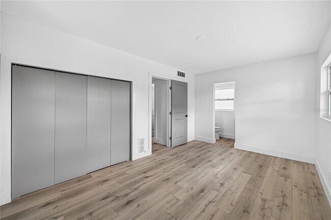 Building Photo - 2141 Indian Ave S