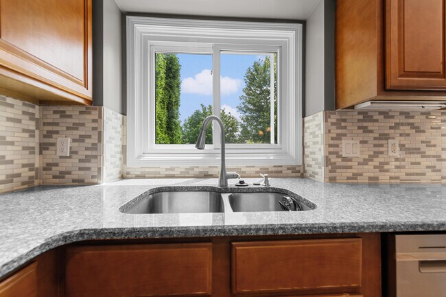 Building Photo - 47643 Ashford Dr S