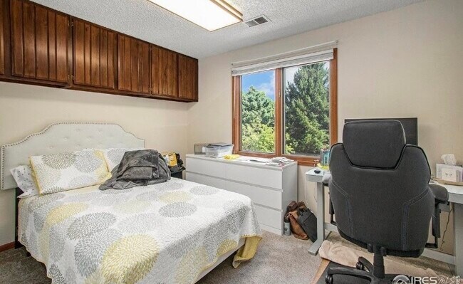 Second bedroom with built-in storage - 1424 Front Nine Dr