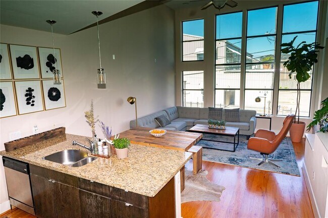 Building Photo - 1037 Bonner St