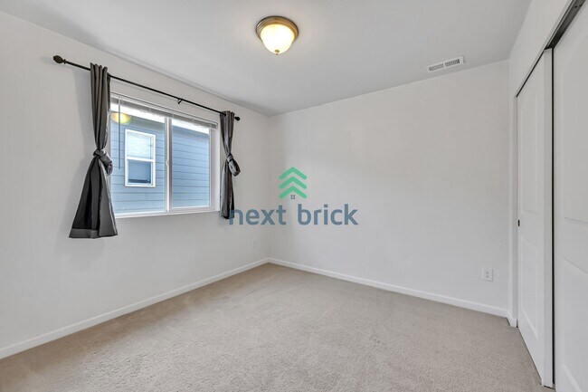 Building Photo - Spacious 5 bedrooms and 3 bathrooms Cul-de...