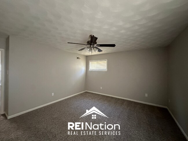 Building Photo - Spacious 4BR/2BA Memphis Rental with 2-Car Garage, Hardwood Floors & Fireplace