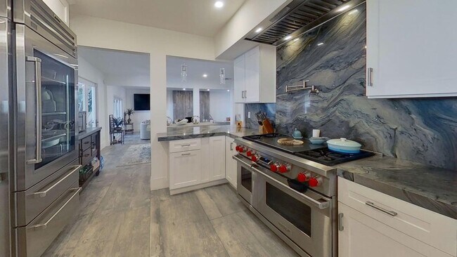 Primary Photo - Waterfront Lido Island with Pool