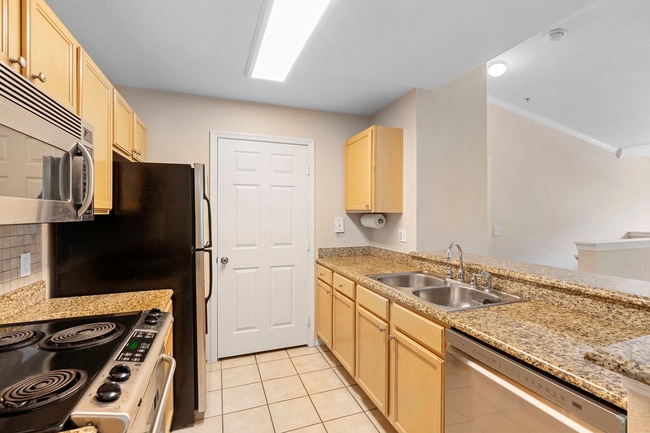 Building Photo - 3-Bed/2 Bath Gated Condo Fantastic Amenities!