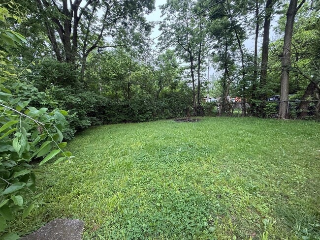 Building Photo - Charming 3BR/1.5BA Home with Large Yard & Spacious Eat-In Kitchen