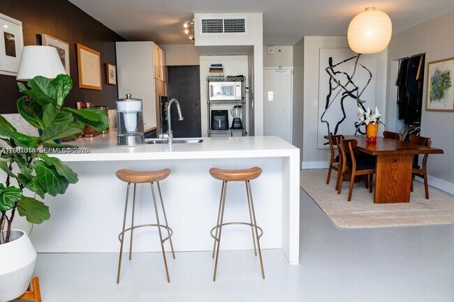 Building Photo - 1000 West Ave