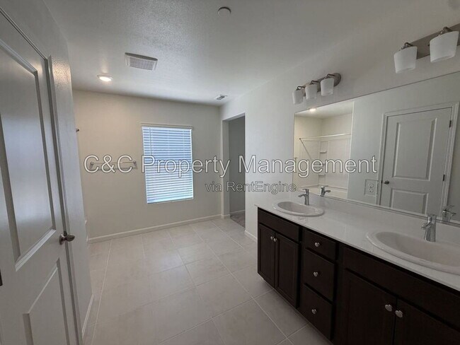 Building Photo - 2208 S Helm Ave