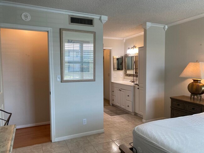 Building Photo - 1 Royal Palm Way