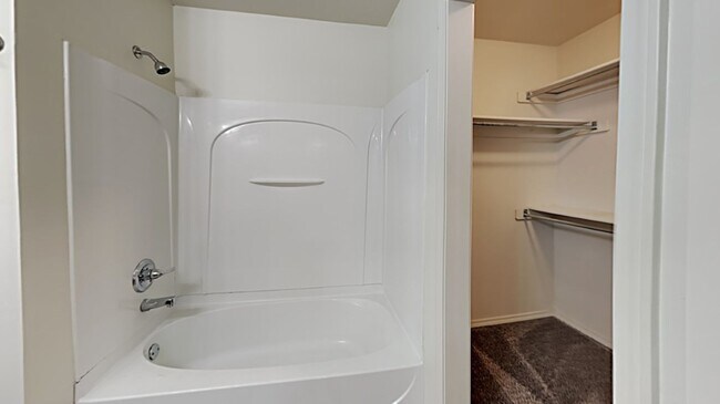 Building Photo - Very Nice 3 Bedroom 2 Bath Home in Yukon S...