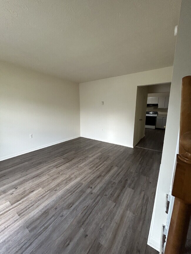 Building Photo - 2 Bedroom 1.5 Bath Townhome on culdesac with fenced in back yard. Close to shops, I-81 commuter r...