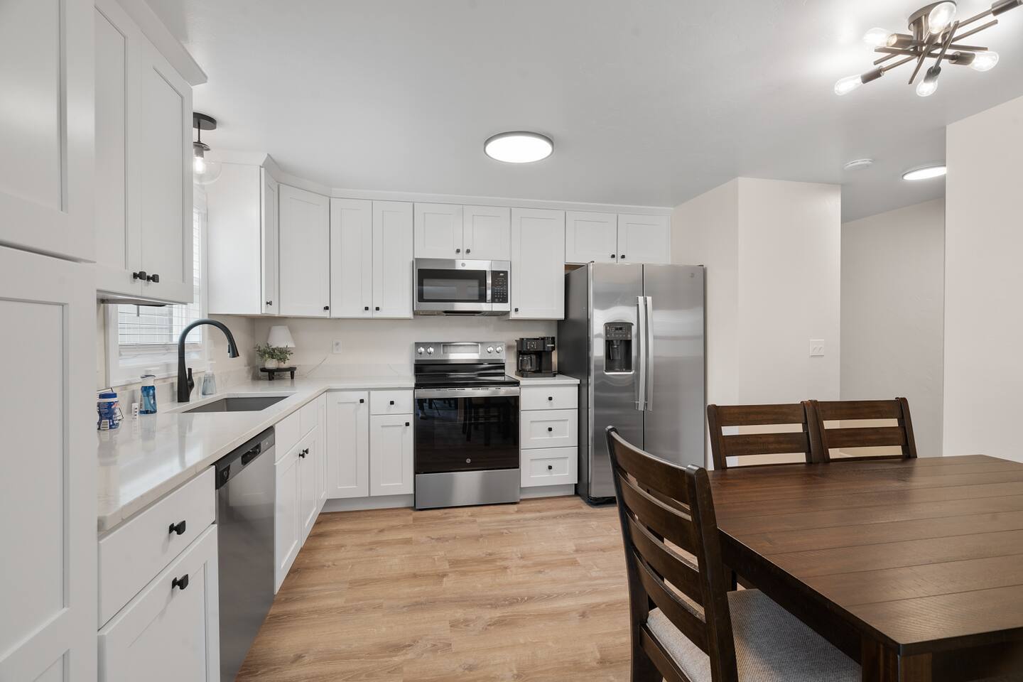 Building Photo - 2596 Parkwood Dr