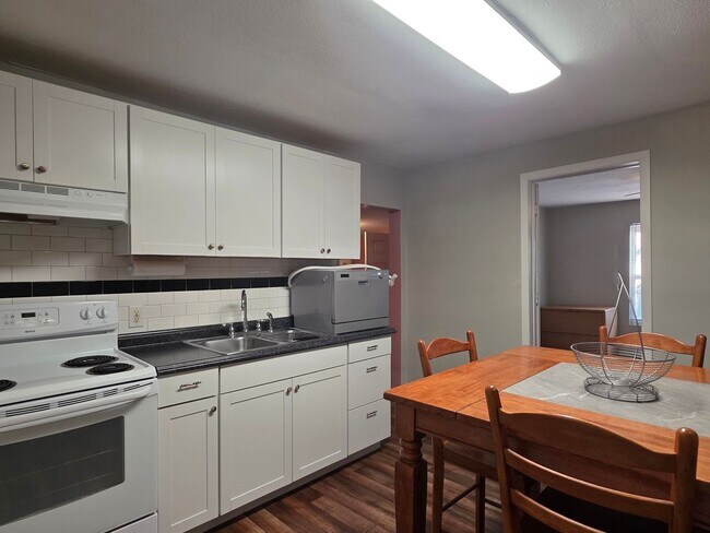 Building Photo - Knoxville 37921 - 3 bedroom 1 bath - call Lisa Vineyard or Shannon Russell 865-216-9334