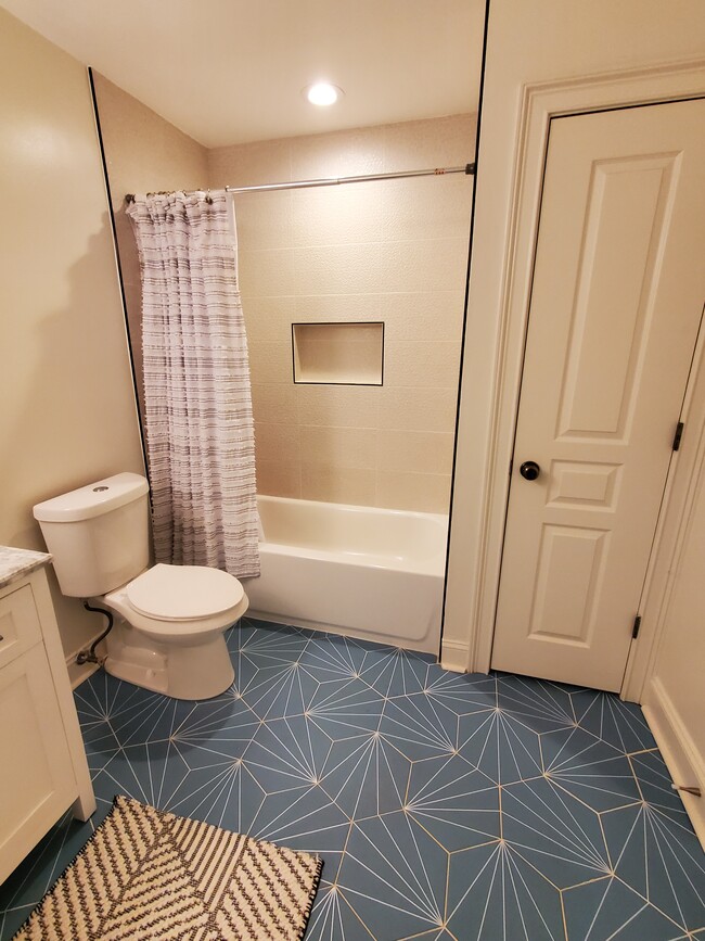 Main Bathroom - 3009 Alston Dr