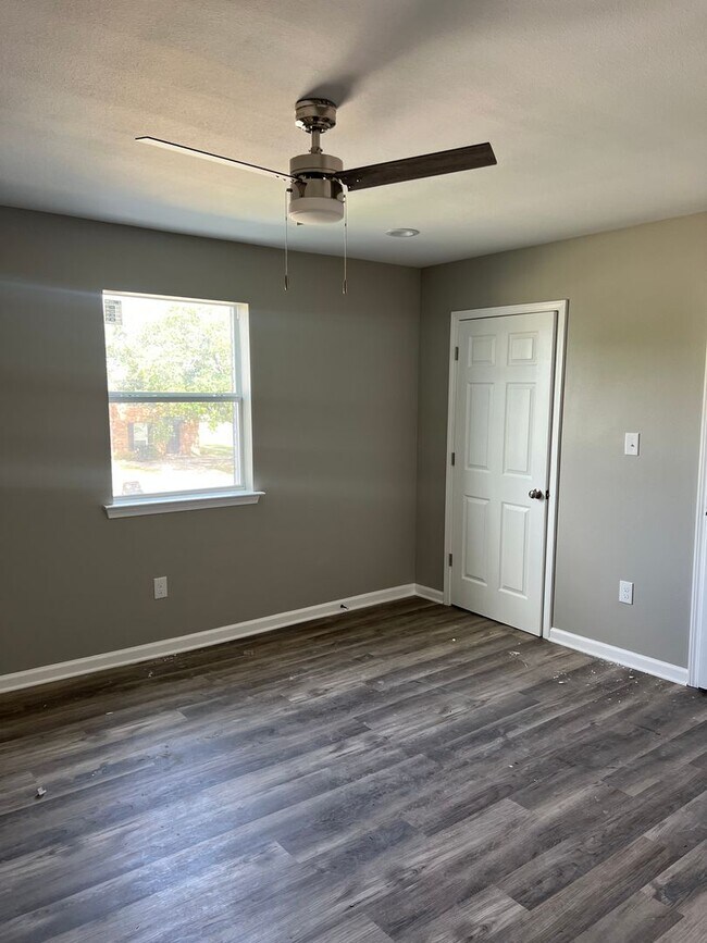 Building Photo - Newly Renovated 3 Bedroom 1.5 Bath