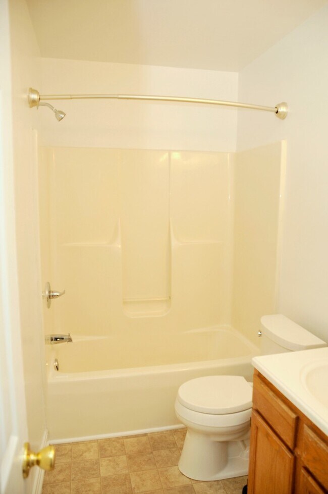 Building Photo - Charming End-Unit Townhouse in Mt. Airy Manor Community