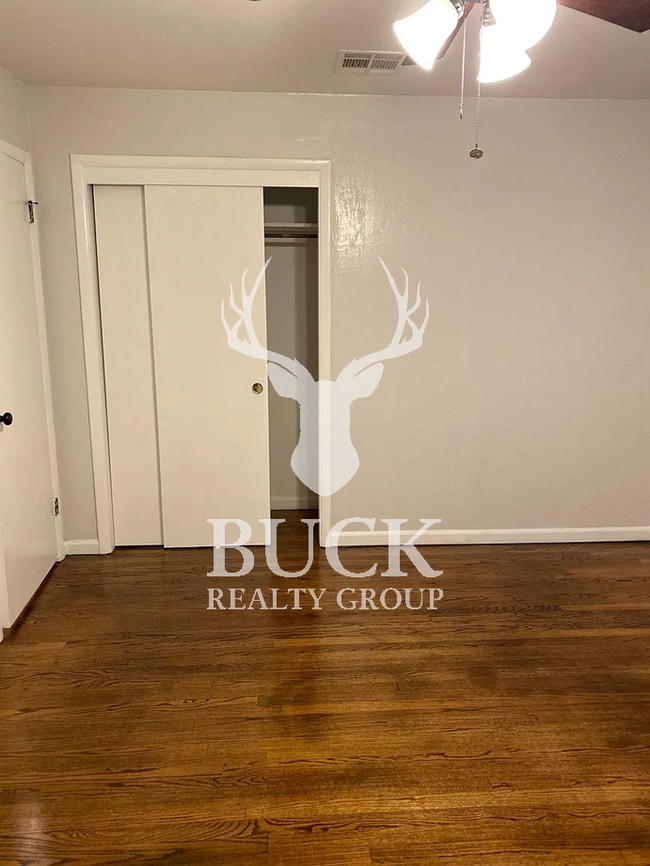 Building Photo - 10401 Ridgeview Dr