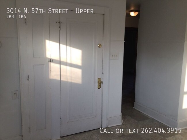 Building Photo - Three Bedroom Spacious Upper Duplex