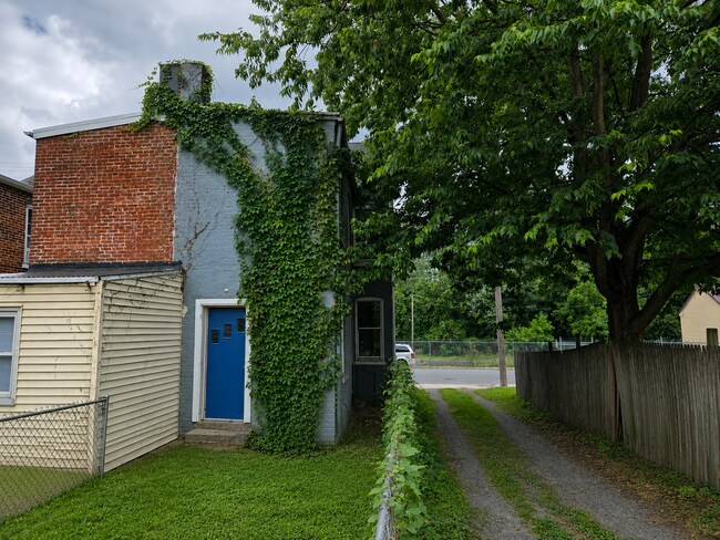 Building Photo - 2 Bedroom Single Family Home in Columbia!