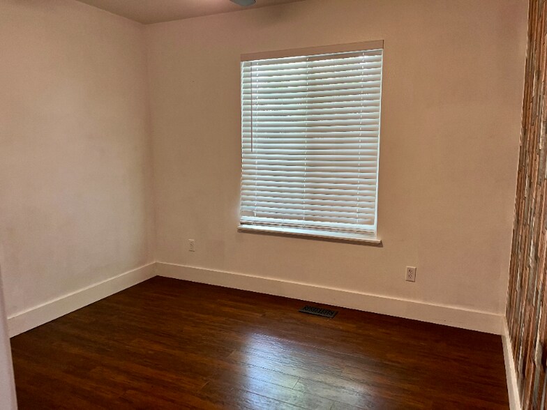 Building Photo - 742 150 S