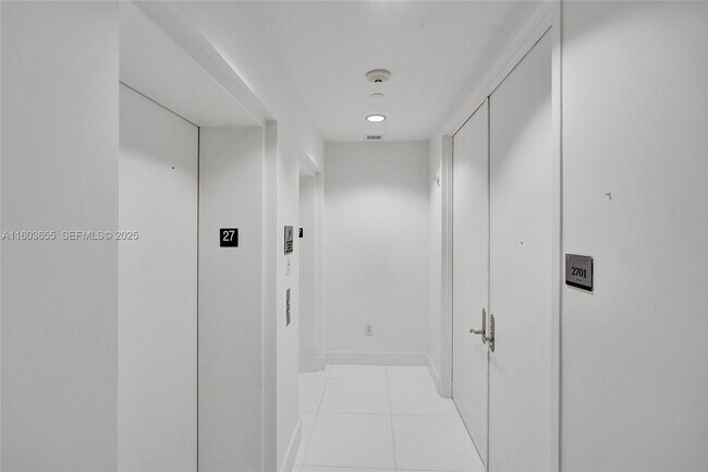 Building Photo - 15811 Collins Ave