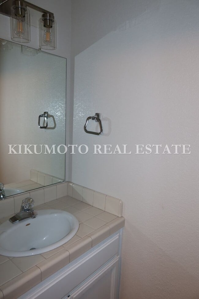 Building Photo - 3 Bedrooms, 2 1/2 Baths Half-plex in the P...