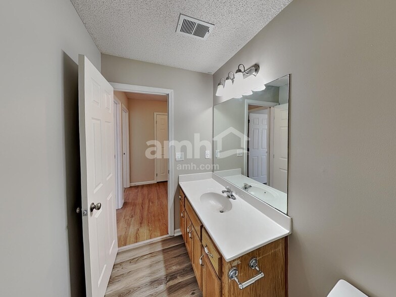 Building Photo - 1015 Bristol Dr