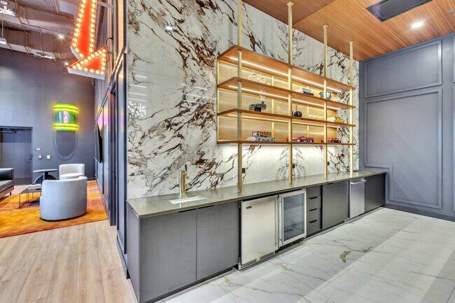 Building Photo - 1120 W Van Buren St