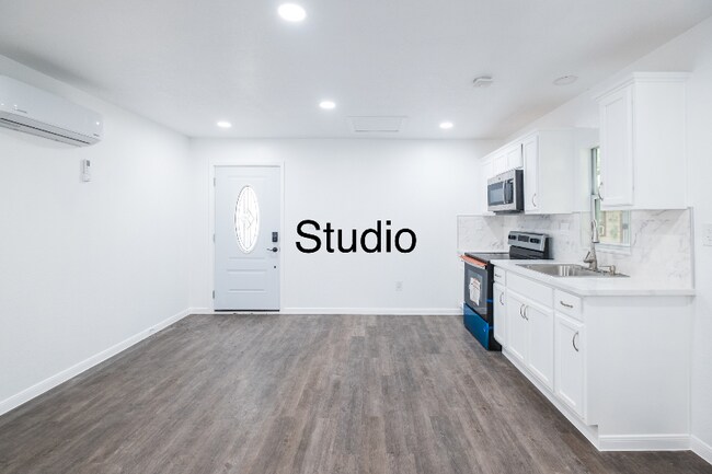 Building Photo - 1419 W Donovan St