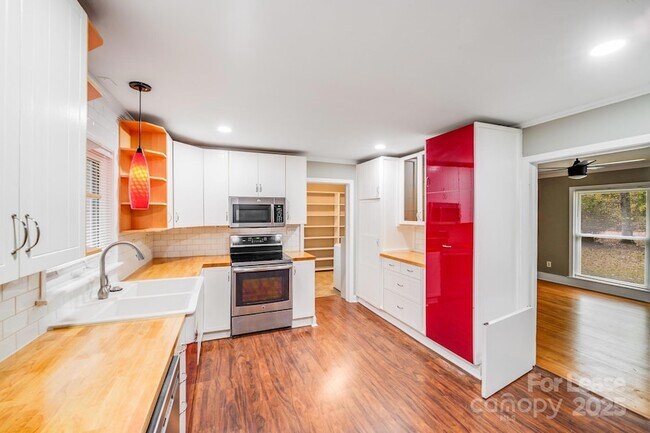 Building Photo - 5600 Riviere Dr